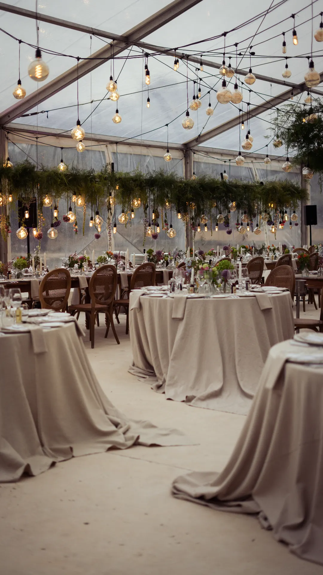 Banquete bajo carpa con guirnaldas de luces