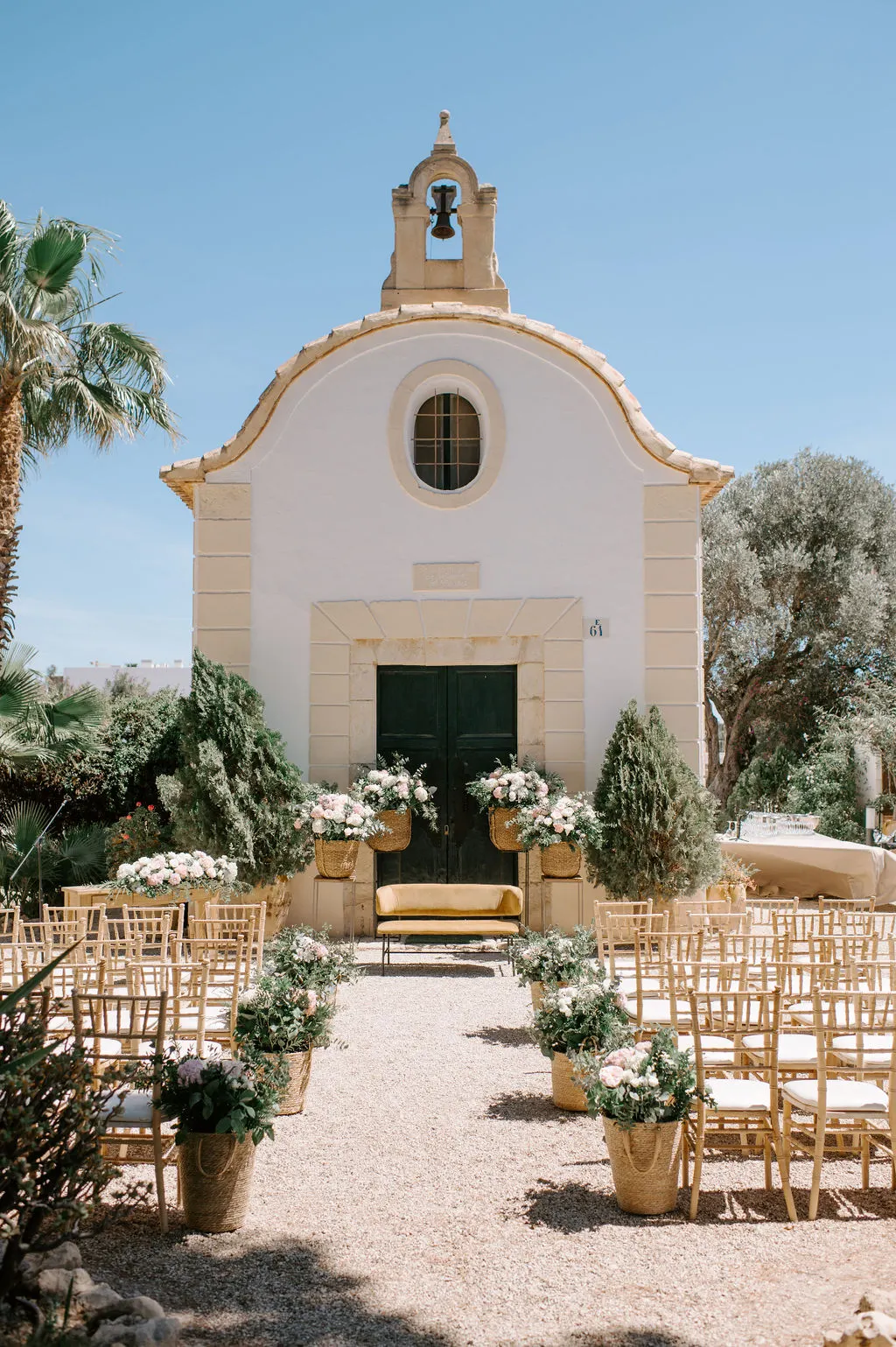 Ceremonia con decoración floral ante la ermita del siglo XIX