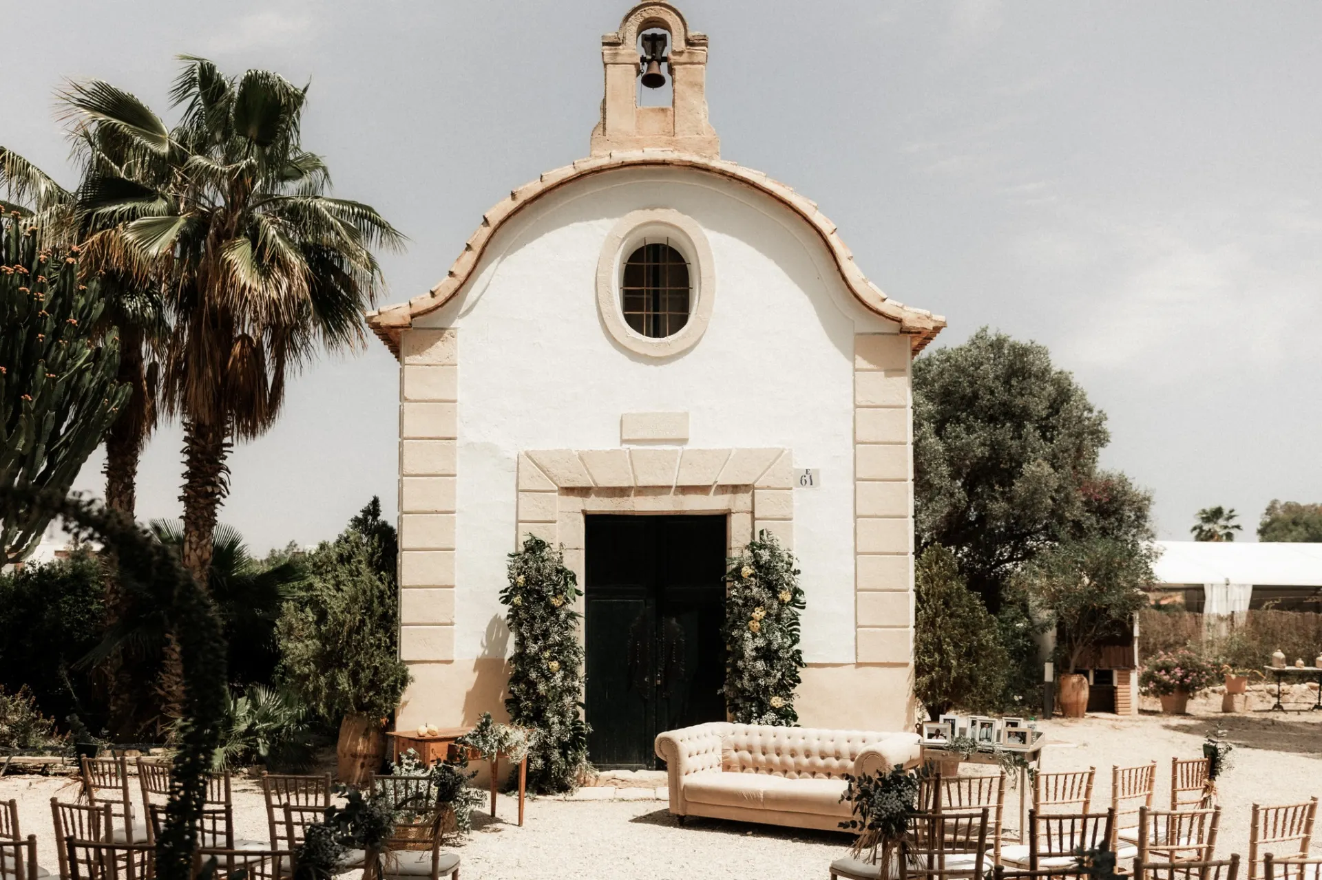 Ermita - Vista frontal con jardines