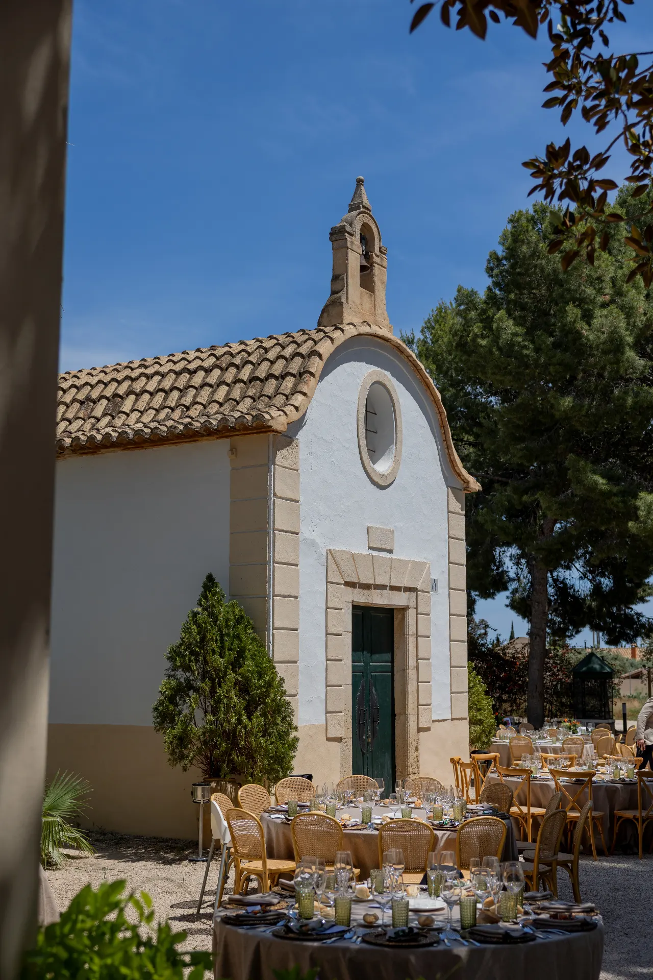 La ermita de Torre Juana entre pinos y jardines