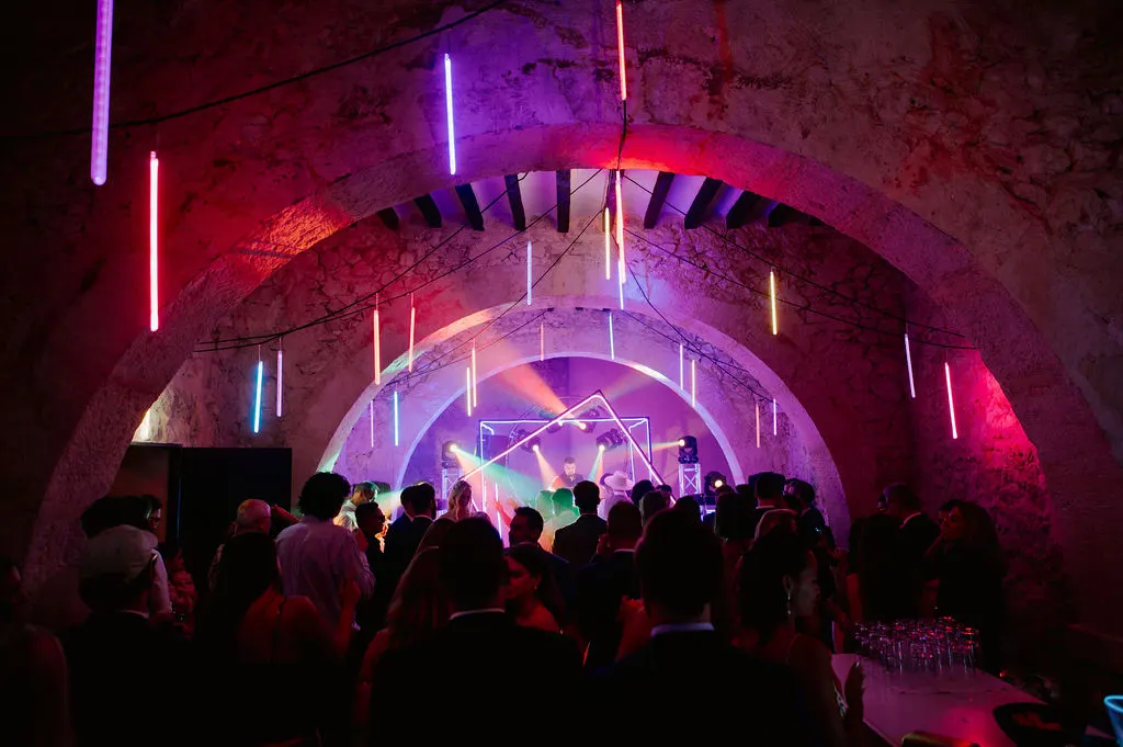 Fiesta con iluminación de colores en el Salón de Arcos